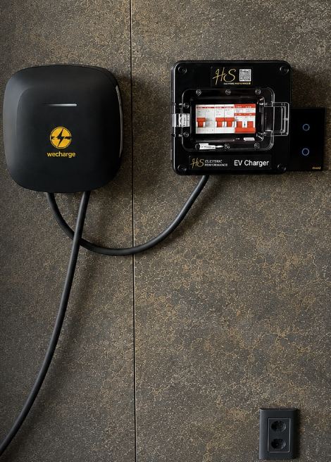Carregador veicular wallbox instalado na parede, ligado ao quadro de proteção exclusivo da HS Eletric Performance